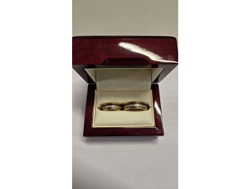 Kaks ühesugust, erineva suurusega sõrmust